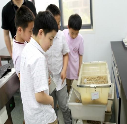 南京市拉萨路小学学生来我校实验动物中心参加 “走近实验动物，触摸科学脉搏”科普主题教育活动